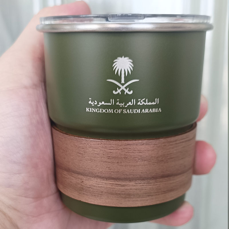 Woodworking Logos - โลโก้ตราสัญลักษณ์แห่งชาติซาอุดีอาระเบีย แก้วเบียร์สแตนเลสใหม่พร้อมฝาไม้ 300 มล. แก้วกาแฟสำหรับตั้งแคมป์กลางแจ้ง ของขวัญ